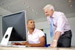 Portrait d'hommes au bureau devant un ordinateur