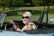 Foto: junge Frau im Oldtimer junge Frau im Oldtimer