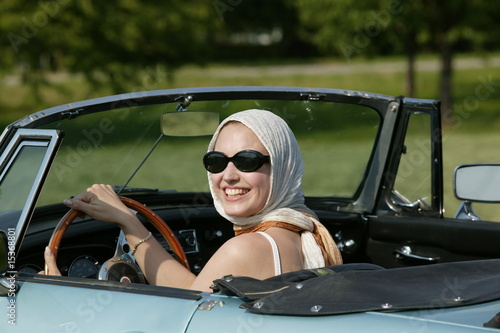 Foto: junge Frau im Oldtimer junge Frau im Oldtimer