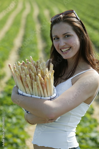 Foto: junge, dunkelhaarige Frau mit Spargel im Arm junge, dunkelhaarige Frau mit Spargel im Arm