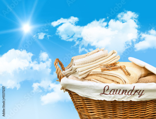 Foto: Laundry basket with towels Laundry basket with towels