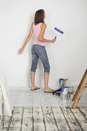 Foto: Woman painting home Woman painting home