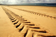 Photographie : trace de v�hicule dans le sable -2-