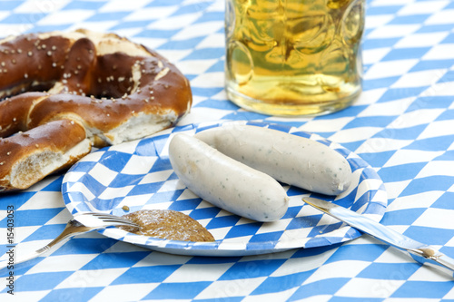 Foto: Close-up of beer stein, pretzel, weisswurst at oktoberfest Close-up of beer stein, pretzel, weisswurst at oktoberfest