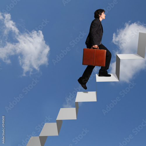 Foto: femme d'affaires montant un escalier vers le ciel femme d'affaires montant un escalier vers le ciel