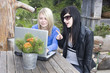 Junge Frauen mit Laptop auf Alm