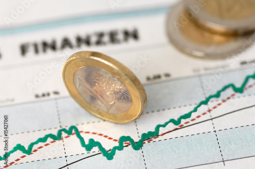 Foto: Kurs-Chart mit Euro-Münzen Kurs-Chart mit Euro-Münzen