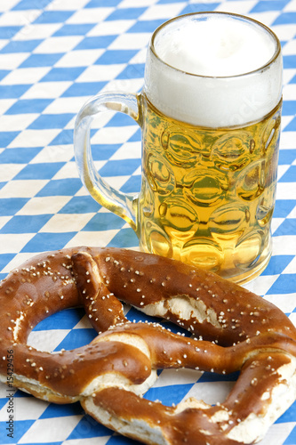 Foto: Bavarian Oktoberfest Pretzel and beer stein (mug) Bavarian Oktoberfest Pretzel and beer stein (mug)