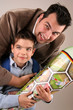 vater und sohn mit schultüte