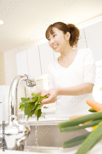 Photo: 野菜を洗う女性 野菜を洗う女性