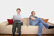 Paar streitet sich wegen Laptop bzw Internet