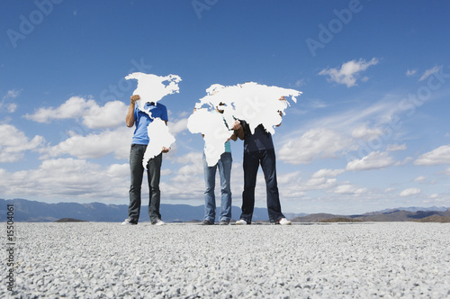 Foto: Three people holding continents Three people holding continents