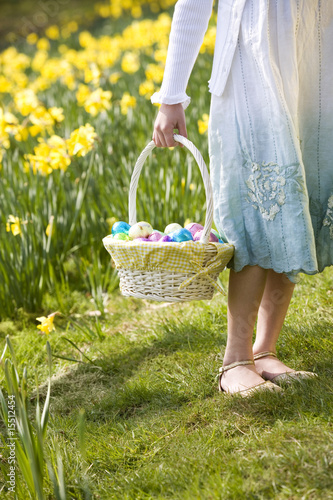 Foto: Young Girl Holding Basket Full Of Easter Eggs Young Girl Holding Basket Full Of Easter Eggs