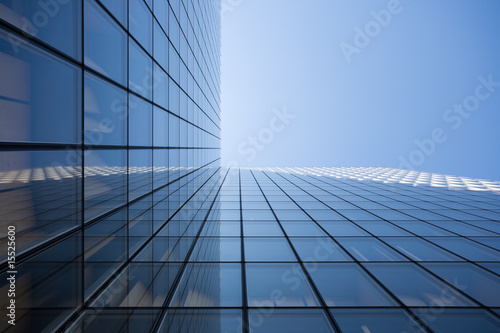 Foto: Bürofassade vor blauem Himmel Bürofassade vor blauem Himmel