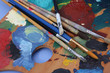 mikado de pinceaux sur palette de peinture