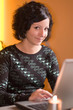 frau lacht am pc