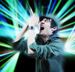 chanteur avec éclairage
