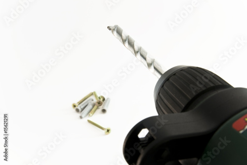 Bohrmaschine mit Bohrer und Schrauben