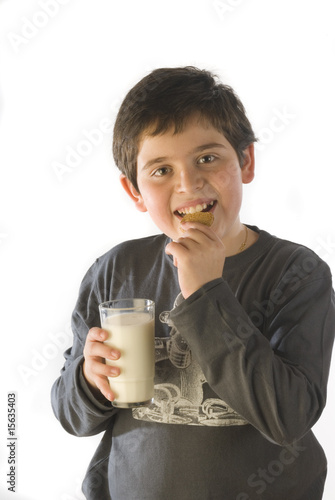 Foto: NIÑO TOMANDO LECHE CON GALLETAS NIÑO TOMANDO LECHE CON GALLETAS