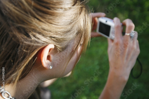 Foto: Frau beim Fotografieren Frau beim Fotografieren