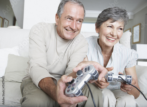 Foto: A couple playing videogames A couple playing videogames