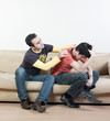homme calmant un ami en colère