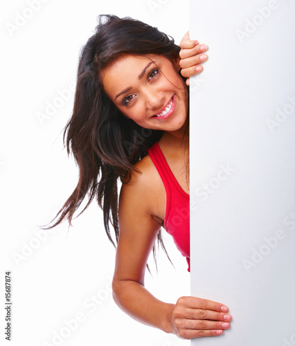 Foto: Closeup portrait of a smiling girl isolated on white background Closeup portrait of a smiling girl isolated on white background