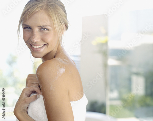 Foto: A woman standing in a towel A woman standing in a towel