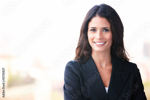Foto: Closeup of a happy young woman smiling Closeup of a happy young woman smiling