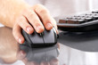 Foto: Human hand using a compter mouse Human hand using a compter mouse