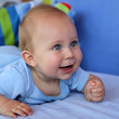 Bébé heureux et souriant sur le ventre