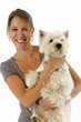 jolie jeune femme souriante un westie dans les bras/ amour jolie jeune femme souriante un westie dans les bras/ amour