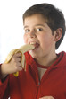 Foto: NIÑO COMIENDO PLATANO NIÑO COMIENDO PLATANO