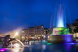 Foto: Trafalgar Square fountains lit up at night Trafalgar Square fountains lit up at night