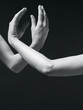 Foto: Monochrome image of two hands forming a link Monochrome image of two hands forming a link