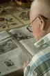 personne agée lisant le journal personne agée lisant le journal
