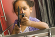 Danger accident domestique - jeune fille touchant aux couteaux Danger accident domestique - jeune fille touchant aux couteaux