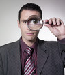 Photo: businessman regardant avec une loupe businessman regardant avec une loupe