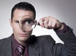 homme d'affaires regardant à la loupe