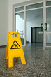 Rutschgefahr "WET FLOOR"
