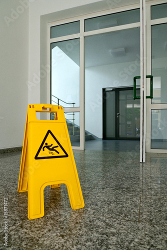Foto: Rutschgefahr "WET FLOOR" Rutschgefahr "WET FLOOR"