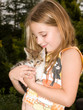 kleines Mädchen mit Katzenbaby