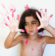 tinta rosa sulle mani