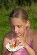 Kind isst Pommes Frites