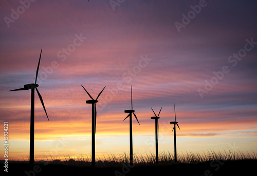 Illustration: Wind turbines in an open field Wind turbines in an open field