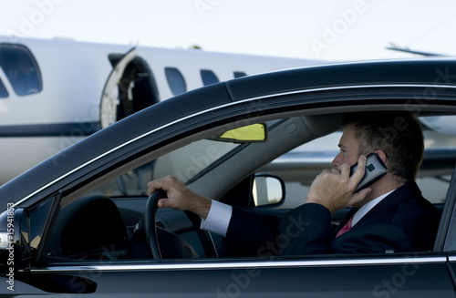 Foto: Businessman on cell phone in luxury car Businessman on cell phone in luxury car