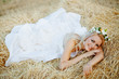 Foto : Bride in hay stack Bride in hay stack
