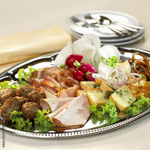 Foto: Cheese, ham and meat on plate Cheese, ham and meat on plate