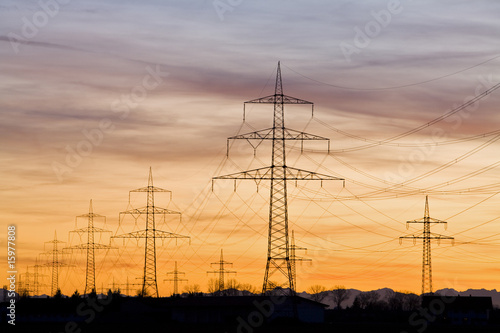 Photo: Deutschland, Bayern, Pylone bei Sonnenuntergang Deutschland, Bayern, Pylone bei Sonnenuntergang