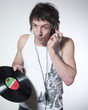 homme avec disque vynil et écouteur